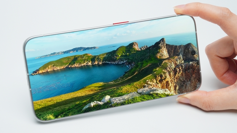 Smartphone không viền TECNO 1.jpg