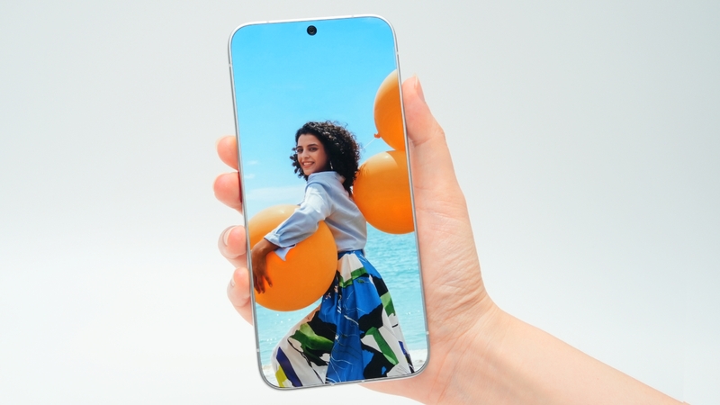 Smartphone không viền TECNO 2.jpg