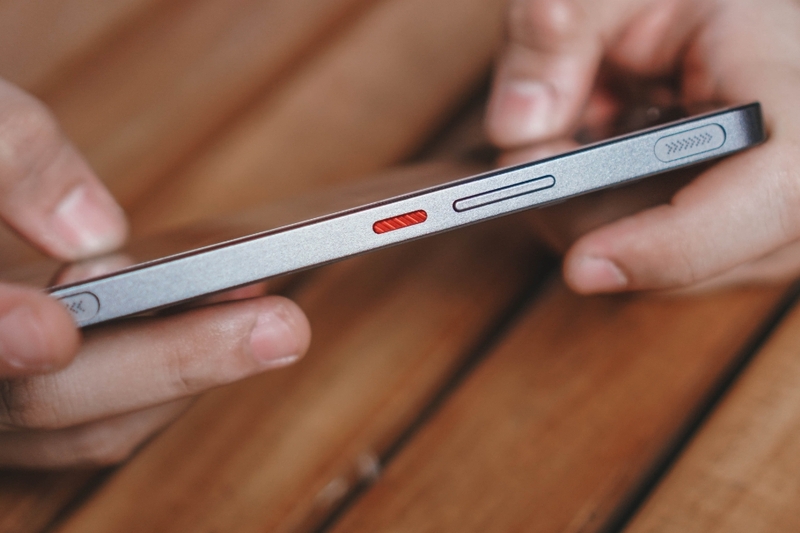 Về kết nối, cả hai đều hỗ trợ 5G, Wi-Fi, Bluetooth và NFC hiện đại