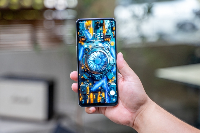 Neo 3 5G cũng có màn hình 6.8 inch IPS LCD