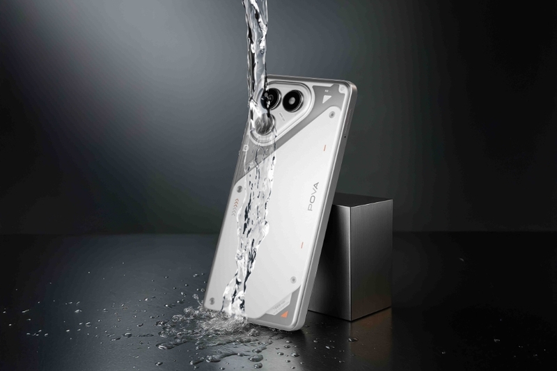 Mặt lưng máy được thiết kế bo tròn tinh tế ở hai bên cạnh