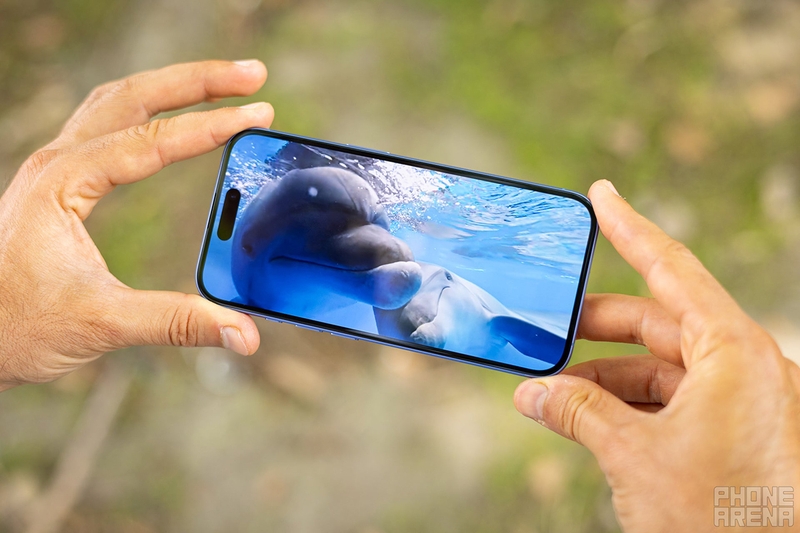 Màn hình iPhone 16: Super Retina XDR OLED sắc nét