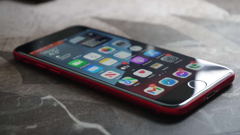 So sánh màn hình LCD và OLED iPhone 2.jfif