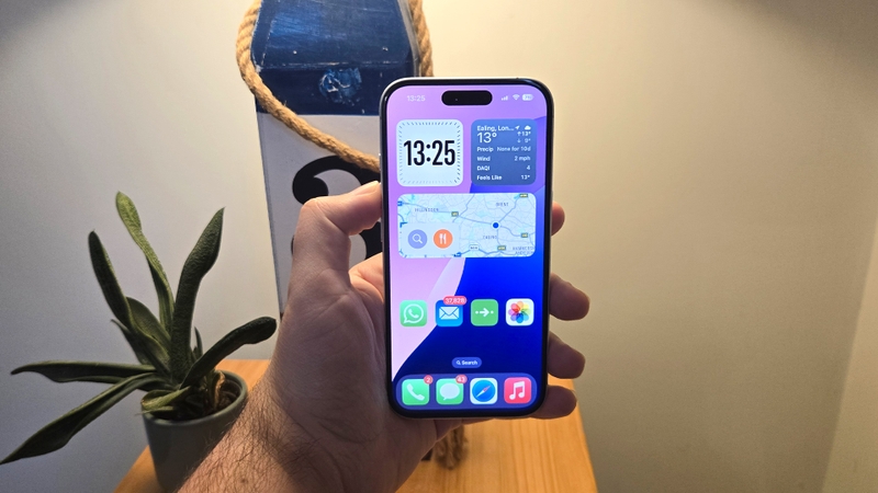 So sánh màn hình LCD và OLED iPhone 5.jpg