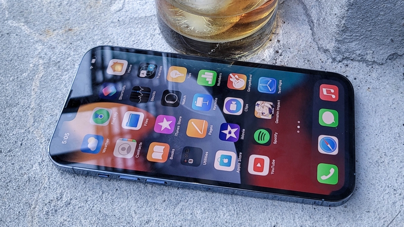 So sánh màn hình LCD và OLED iPhone 6.jpg
