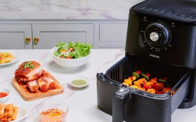 So s&aacute;nh nồi chi&ecirc;n kh&ocirc;ng dầu Cosori v&agrave; Philips ảnh 5