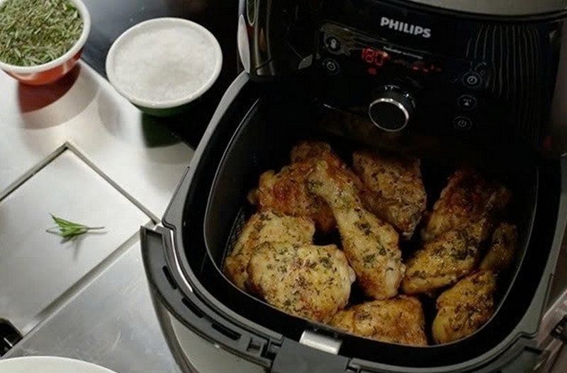 So s&aacute;nh nồi chi&ecirc;n kh&ocirc;ng dầu Cosori v&agrave; Philips ảnh 7