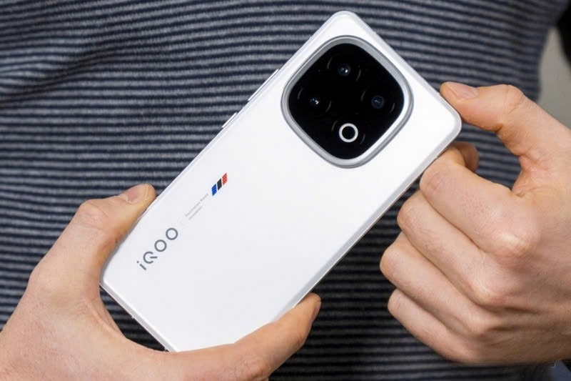 So sánh vivo iQOO 13 và Xiaomi 15 ảnh 1
