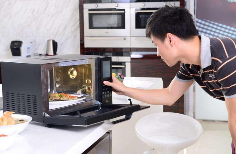 lò vi sóng sử dụng tần số 2,45 GHz để làm nóng thức ăn nhanh chóng