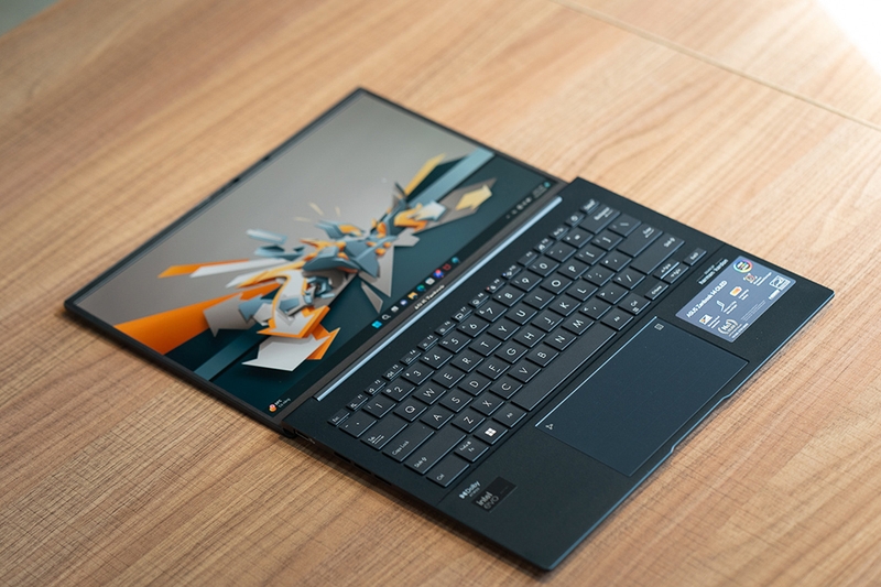 Máy có pin dung lượng 75WHrs, sử dụng thực tế lên đến 8 tiếng