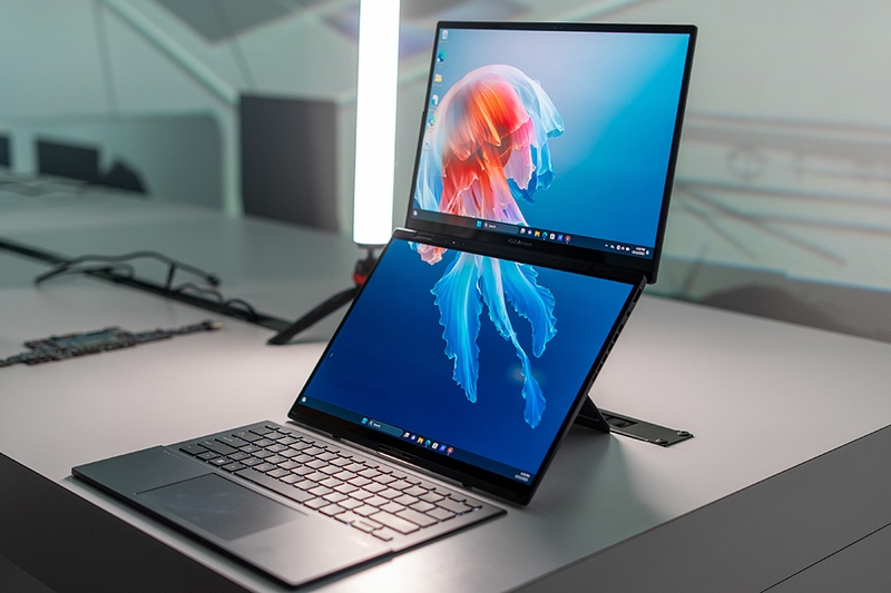 Zenbook Duo giúp người dùng làm việc hiệu quả hơn với hai màn hình hoạt động song song