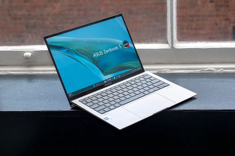 Zenbook S OLED mang lại trải nghiệm hình ảnh tuyệt vời với màu sắc sống động và độ tương phản cao.