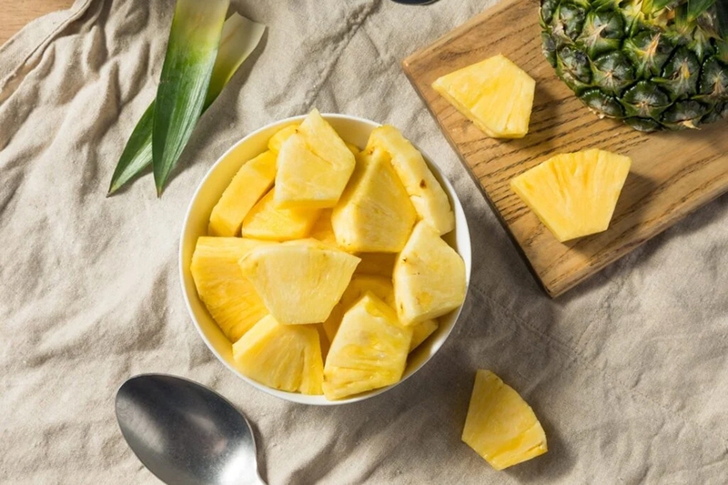Một phương pháp khác để khắc phục tình trạng rát lưỡi khi ăn dứa là xử lý bằng nhiệt