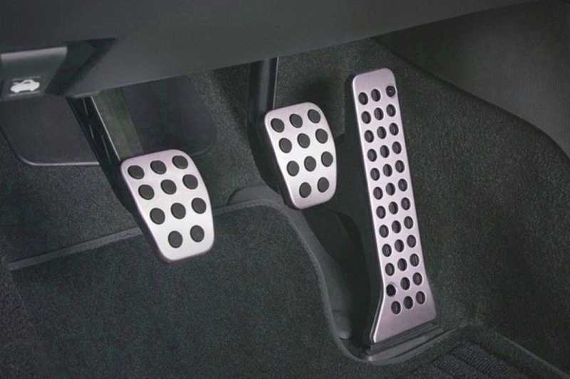 Tại sao chân phải điều khiển cả ga và phanh