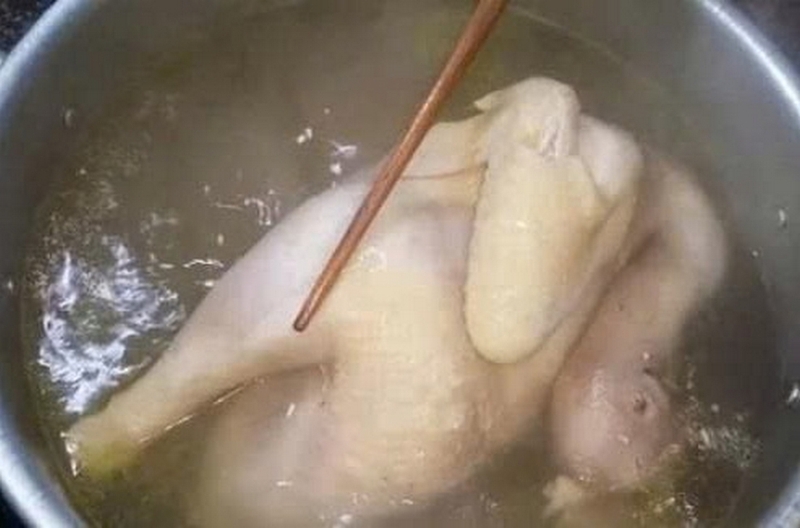 Tại sao luộc gà không nên vớt ngay ảnh 1