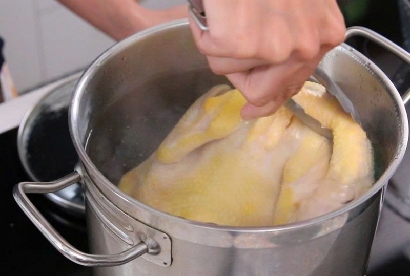 Tại sao luộc gà không nên vớt ngay ảnh 2