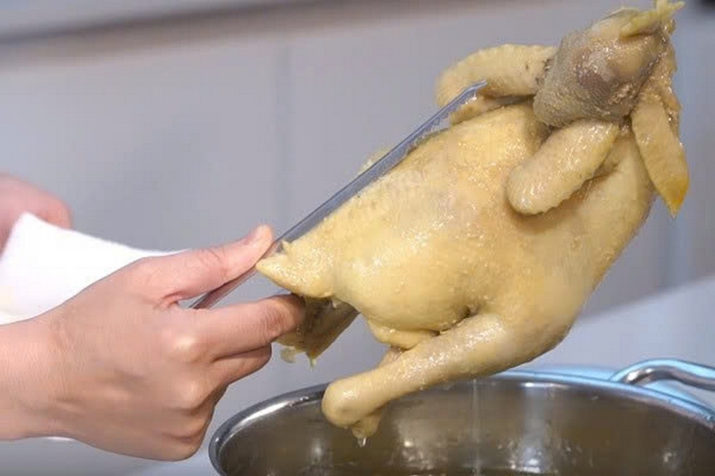 Tại sao luộc gà không nên vớt ngay ảnh 4