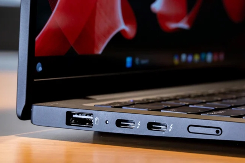 ThinkPad X1 Carbon Gen 12 được trang bị các cổng kết nối đa dạng