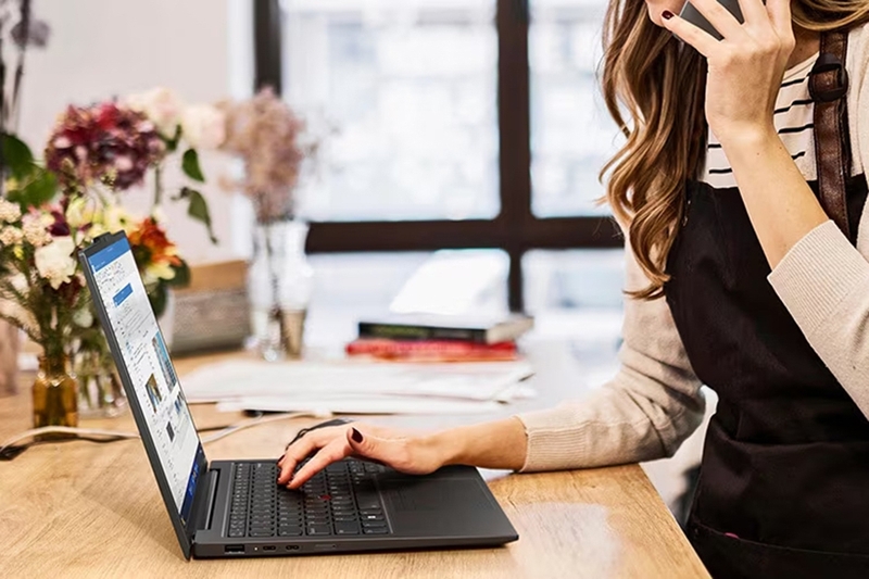 ThinkPad X1 Carbon Gen 12 được trang bị pin dung lượng 57Wh