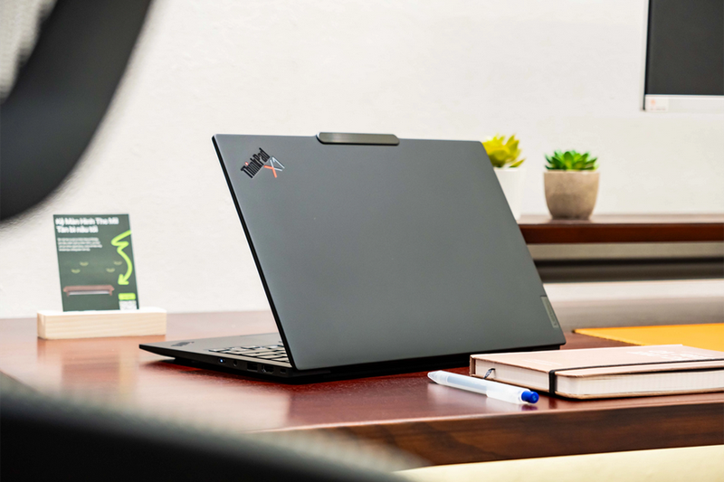 ThinkPad X1 Carbon Gen 12 (2024) tiếp tục kế thừa và nâng tầm thiết kế mỏng nhẹ trứ danh của dòng ThinkPad