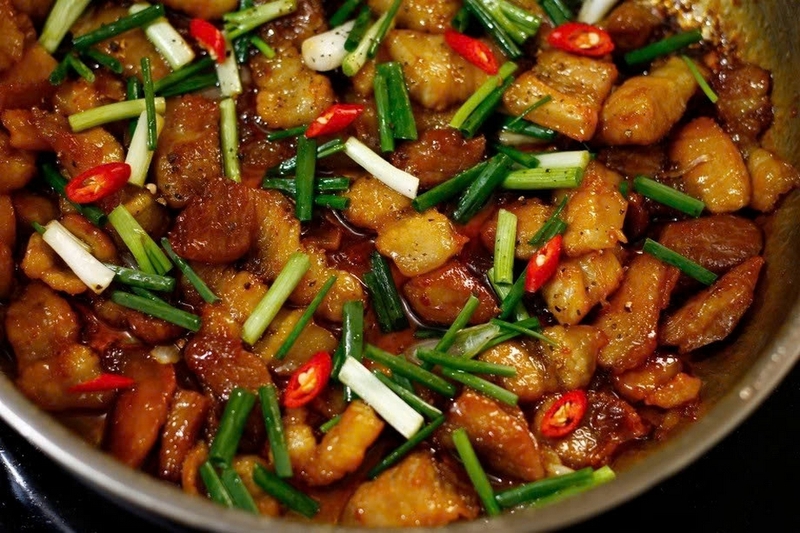 Thịt rang cháy cạnh có nên dùng chảo chống dính ảnh 2