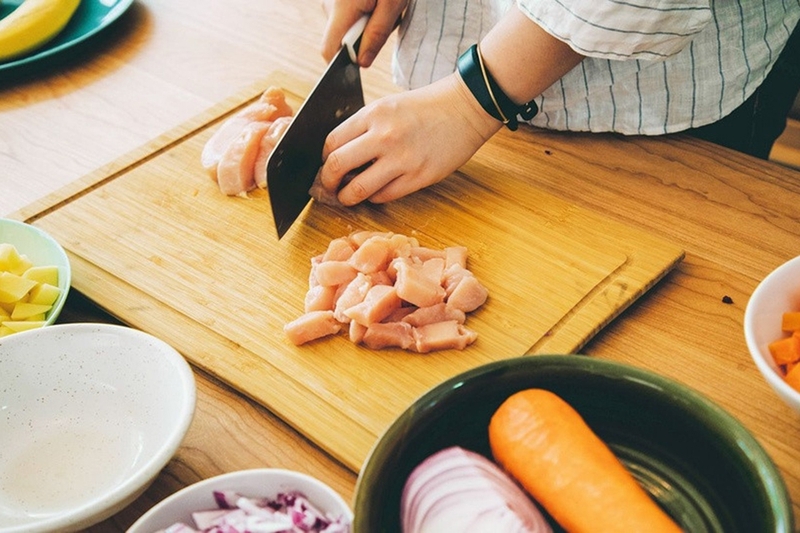Sử dụng chung dụng cụ cho thực phẩm sống và chín