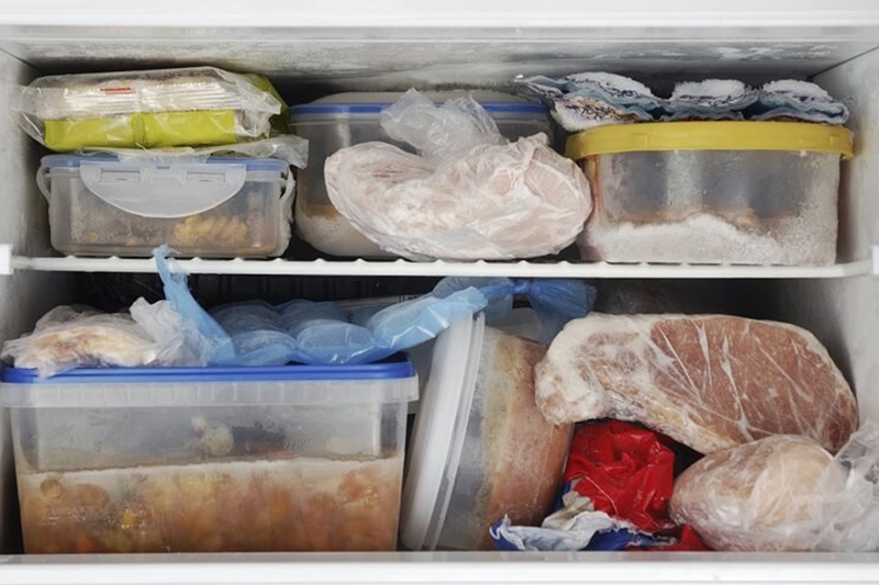 Để lẫn lộn thức ăn sống và chín