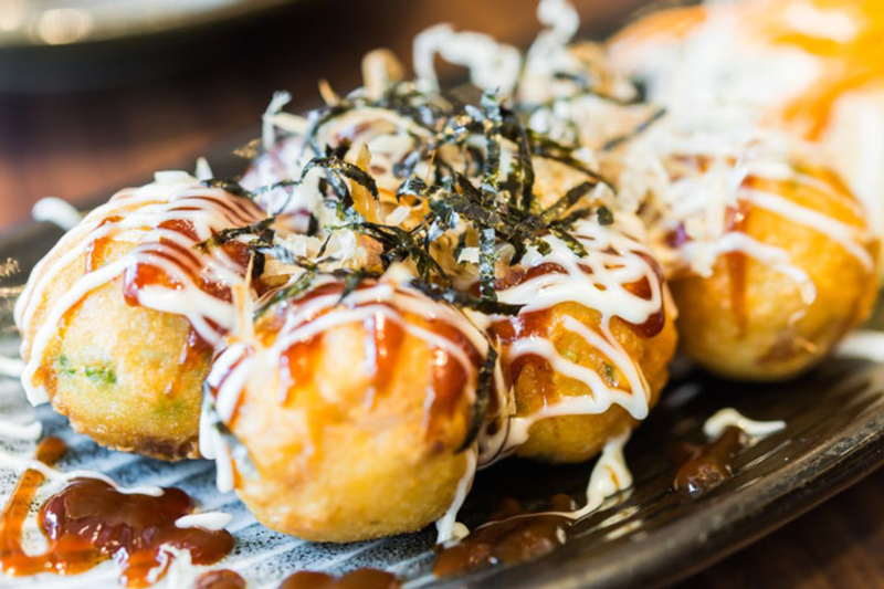 Thưởng thức món bánh Takoyaki