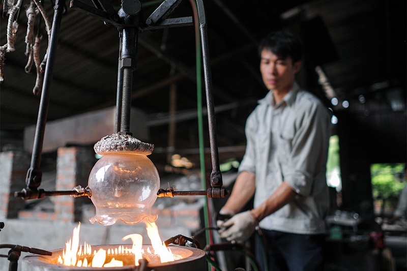 Thủy tinh hữu cơ là&nbsp;chất dẻo nhiệt, tức là khi được gia nhiệt, nó có thể uốn nắn và tạo dáng dễ dàng