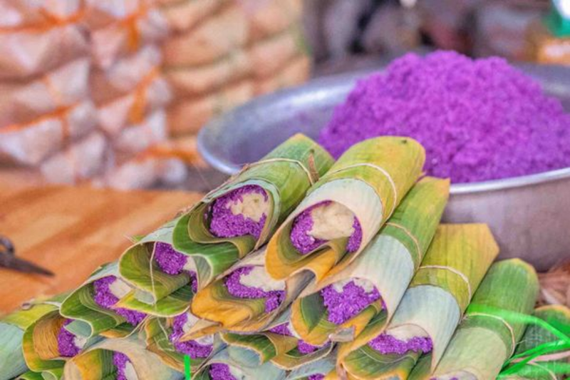 Tiến hành gói bánh