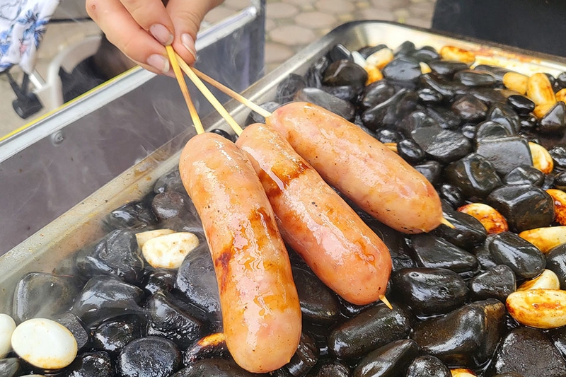 Lạp xưởng nướng đá siêu hot