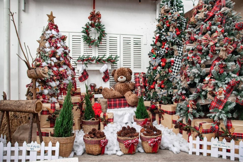 Trang trí cây thông Noel quán cafe
