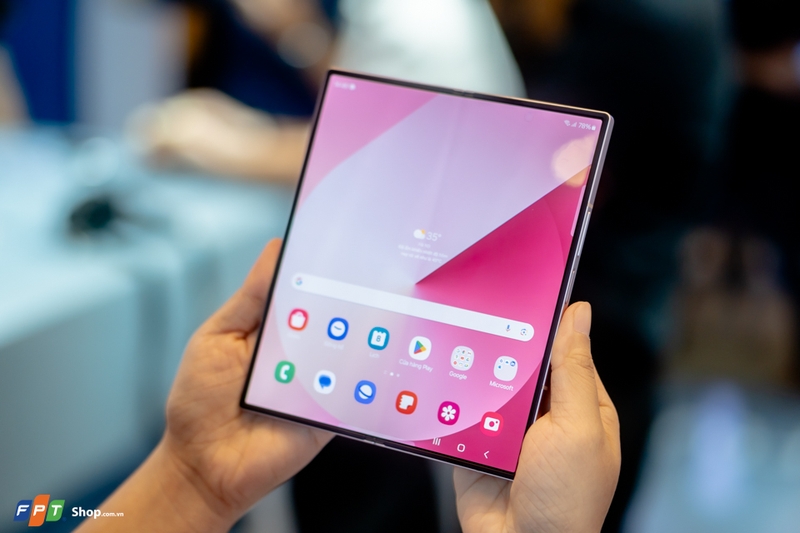 Đặc biệt, thiết kế bản lề Flex còn giảm thiểu tình trạng nếp gấp ở giữa màn hình chính