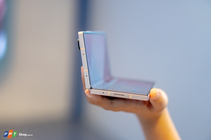 Bản lề Flex trên Galaxy Z Fold6 dù vẫn giữ nguyên cơ chế gập nhưng đã được tối ưu hoá và cải tiến hơn