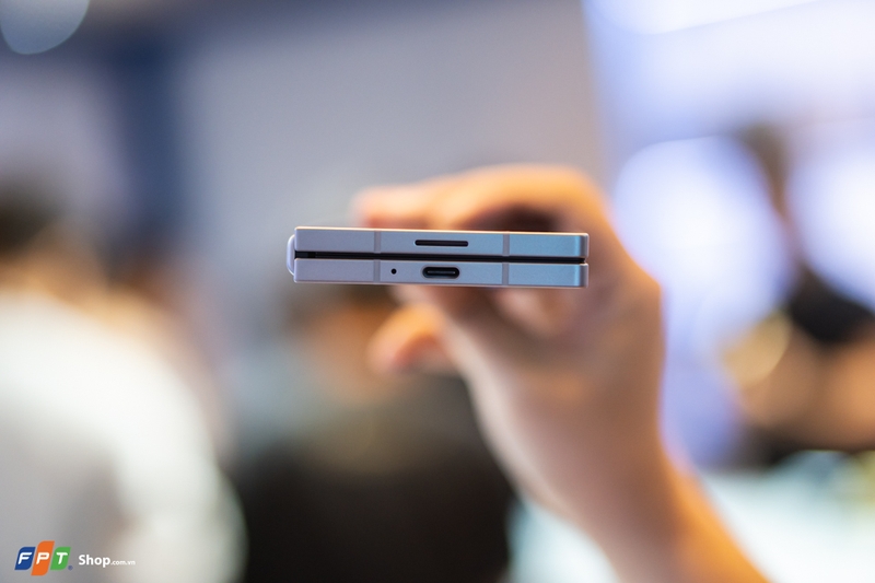 Một điểm nhấn khác của Galaxy Z Fold6 là khi gập lại, thiết bị khít hơn nhiều so với Fold5