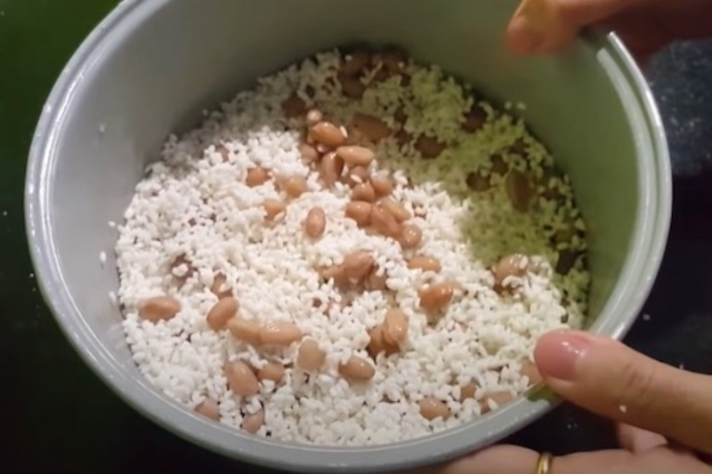 Trộn đều gạo và lạc