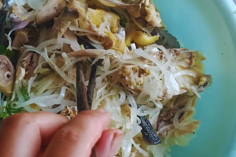 Trộn gỏi lòng gà