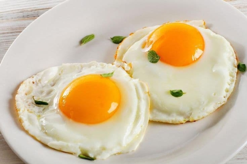 Trứng ốp la, mặc dù có lượng calo cao hơn, lại mang đến hương vị thơm ngon