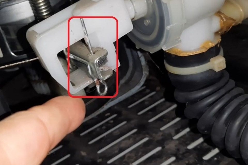 Van bị kẹt máy giặt aqua