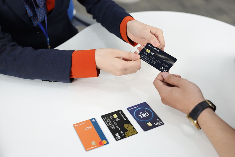 Xem ngày hết hạn trên thẻ ATM Sacombank 1.jpg