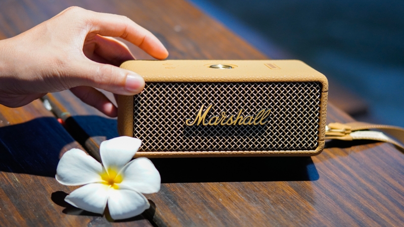 ai-nen-chon-loa-marshall-emberton-iii.jpg