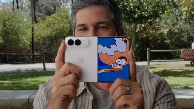 Thu Hút Trẻ trên iPhone Duo hiển thị hoạt hình Peanuts ở màn hình ngoài, giúp trẻ tập trung nhìn về phía camera. (Nguồn ảnh: Apple)