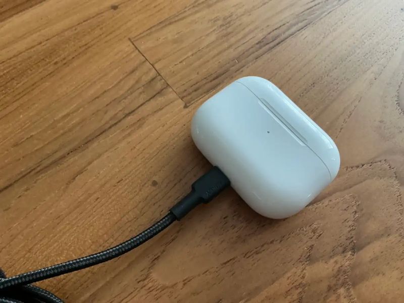 Chỉ sạc hộp, AirPods đang đeo