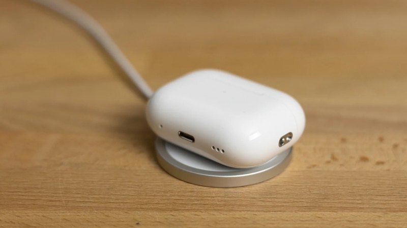 AirPods Pro 3 có hỗ trợ sạc không dây không?
