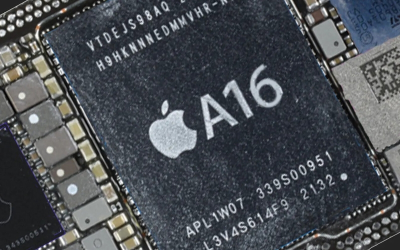 Cận cảnh chip Apple A16 Bionic trên bo mạch