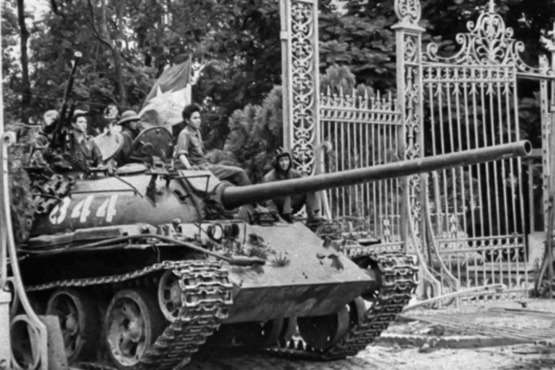 Xe tăng tiến vào Dinh Độc Lập