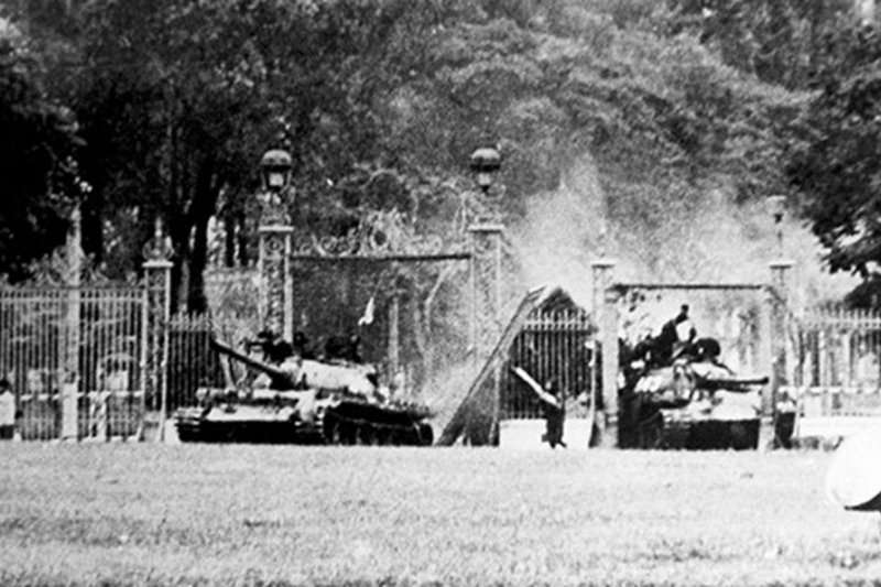 Xe tăng tiến vào Dinh Độc Lập