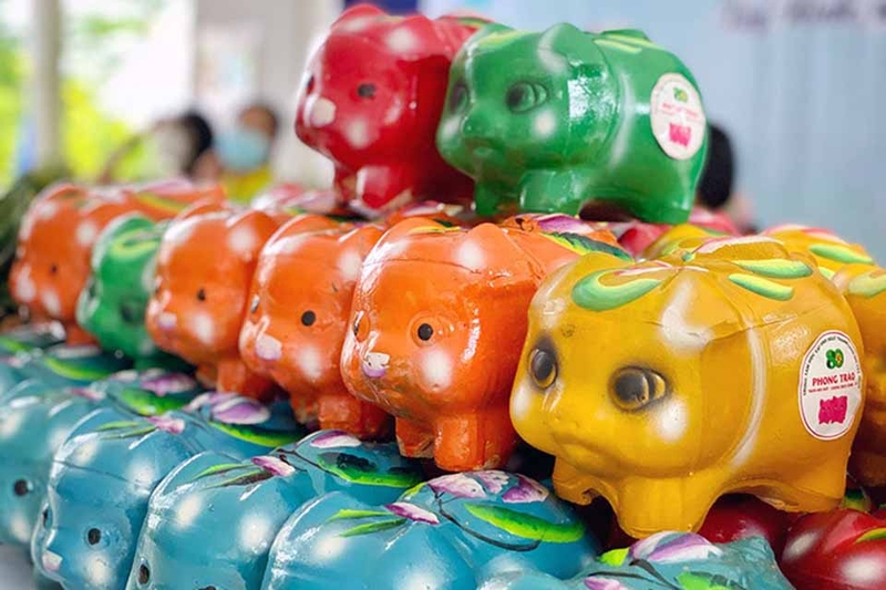 Bỏ heo đất ngày Thần Tài bao nhiêu tiền 10