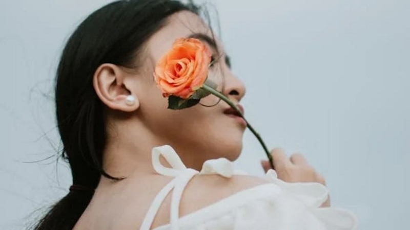 Bạn chỉ cần hơi nghiêng đầu khoảng 45 độ so với ống