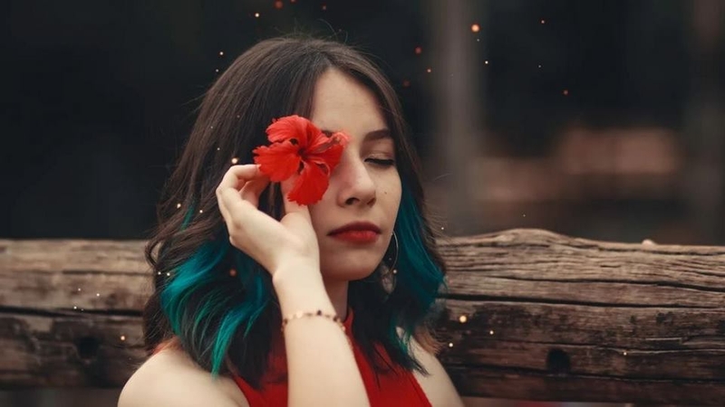 Gương mặt như chìm vào một khoảnh khắc tĩnh lặng